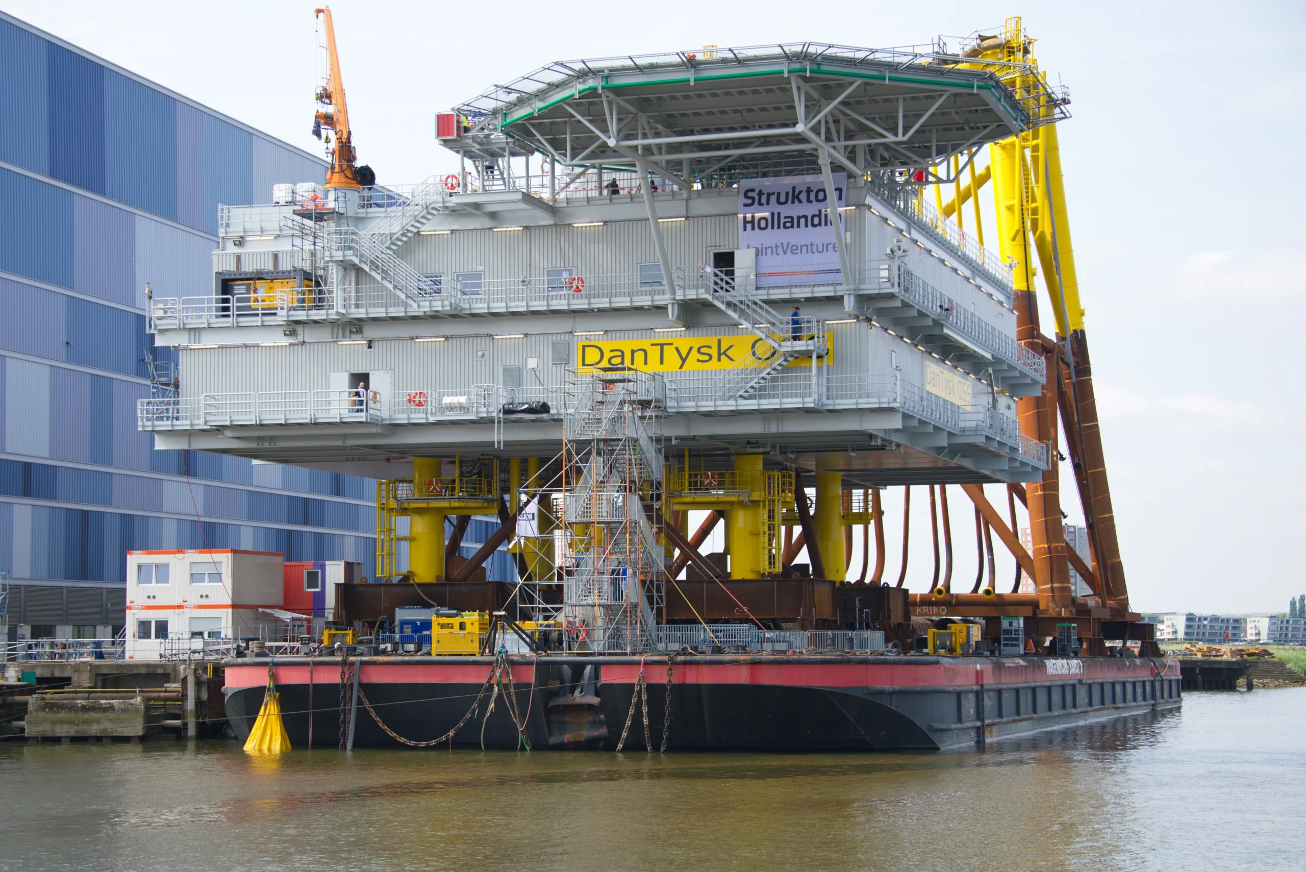 Proces- en nutsleidingen offshore platform